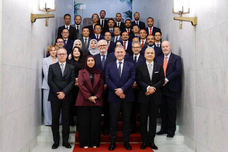 Cirielli celebra il centenario delle relazioni tra Italia e Yemen con i giovani diplomatici yemeniti