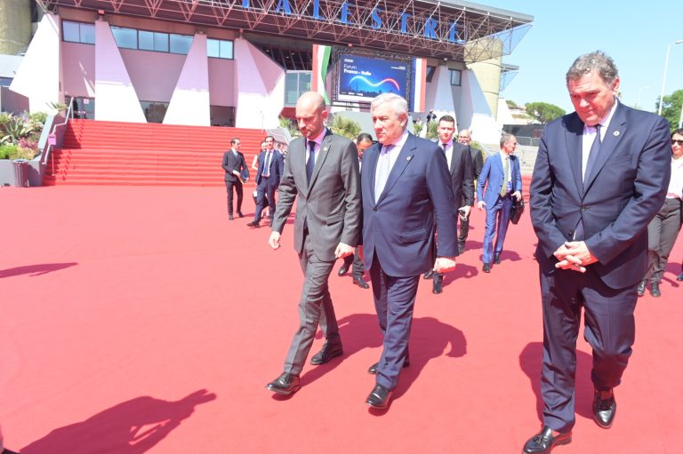 Vertice Italia-Francia: Tajani interviene al Forum economico e firma dichiarazione su cooperazione rafforzata con Ministro Barrot