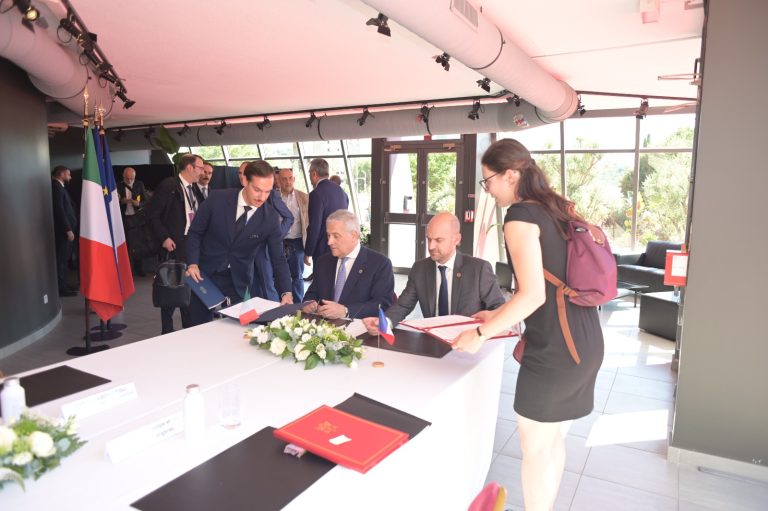 Vertice Italia-Francia: Tajani interviene al Forum economico e firma dichiarazione su cooperazione rafforzata con Ministro Barrot