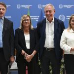 Il Sottosegretario agli Esteri, Maria Tripodi, ha preso parte oggi su delega del Ministro Tajani alla XIV riunione della Cabina di Regia per l’Internazionalizzazione, svoltasi presso il Ministero delle Imprese e del Made in Italy e co-presieduta dal Ministro Adolfo Urso con la partecipazione delle Agenzie del Sistema Italia e di rappresentanti delle istituzioni e del mondo produttivo. La Cabina di Regia si riunisce annualmente per definire le linee di azione del Governo per il sostegno all’internazionalizzazione delle imprese. Nel suo intervento, Tripodi ha fatto il punto sull’attuazione del Piano d’Azione per l’Export e sulle iniziative realizzate dalla Farnesina per accompagnare le imprese italiane sui mercati internazionali. Nell’ultimo anno sono state organizzate oltre 50 missioni e forum imprenditoriali che hanno coinvolto circa 7.500 imprese, mentre nei primi mesi del 2026 sono già stati promossi numerosi eventi e incontri con il tessuto produttivo nazionale. Prosegue inoltre il ciclo di appuntamenti “Obiettivo Export”, che dopo le tappe di Torino e Bari farà tappa a Roma in ottobre, in vista della Conferenza Nazionale dell’Export in programma a Milano a fine anno. “È fondamentale continuare a sostenere le imprese italiane attraverso la diversificazione dei mercati di sbocco, il pieno utilizzo degli accordi commerciali dell’Unione europea e un’azione di sistema che rafforzi l’ecosistema italiano dell’innovazione, fatto da giovani imprenditori, fondatori di startup e tante PMI innovative”, ha sottolineato il Sottosegretario.