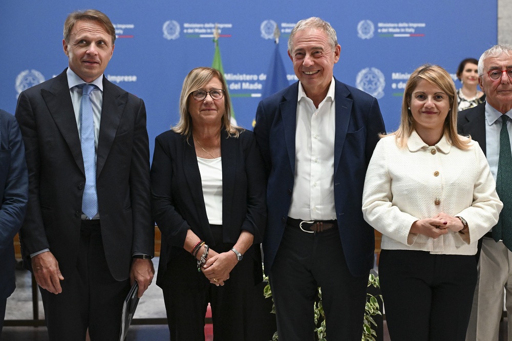 Il Sottosegretario agli Esteri, Maria Tripodi, ha preso parte oggi su delega del Ministro Tajani alla XIV riunione della Cabina di Regia per l’Internazionalizzazione, svoltasi presso il Ministero delle Imprese e del Made in Italy e co-presieduta dal Ministro Adolfo Urso con la partecipazione delle Agenzie del Sistema Italia e di rappresentanti delle istituzioni e del mondo produttivo. La Cabina di Regia si riunisce annualmente per definire le linee di azione del Governo per il sostegno all’internazionalizzazione delle imprese.   Nel suo intervento, Tripodi ha fatto il punto sull’attuazione del Piano d’Azione per l’Export e sulle iniziative realizzate dalla Farnesina per accompagnare le imprese italiane sui mercati internazionali. Nell’ultimo anno sono state organizzate oltre 50 missioni e forum imprenditoriali che hanno coinvolto circa 7.500 imprese, mentre nei primi mesi del 2026 sono già stati promossi numerosi eventi e incontri con il tessuto produttivo nazionale. Prosegue inoltre il ciclo di appuntamenti “Obiettivo Export”, che dopo le tappe di Torino e Bari farà tappa a Roma in ottobre, in vista della Conferenza Nazionale dell’Export in programma a Milano a fine anno.  “È fondamentale continuare a sostenere le imprese italiane attraverso la diversificazione dei mercati di sbocco, il pieno utilizzo degli accordi commerciali dell’Unione europea e un’azione di sistema che rafforzi l’ecosistema italiano dell’innovazione, fatto da giovani imprenditori, fondatori di startup e tante PMI innovative”, ha sottolineato il Sottosegretario.