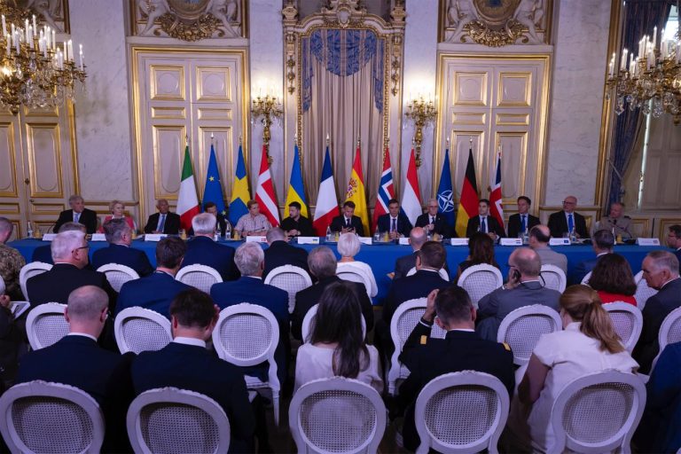 Tajani a Bruxelles e Parigi per il Consiglio Affari Esteri UE, il vertice anti-missili balistici e la coalizione dei volenterosi
