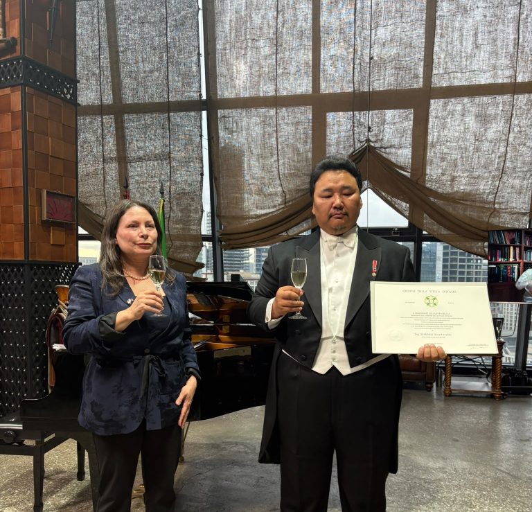 Ulaanbaatar_ Ordine_Stella_Italia_baritono_Amartuvshin_Enkhbat