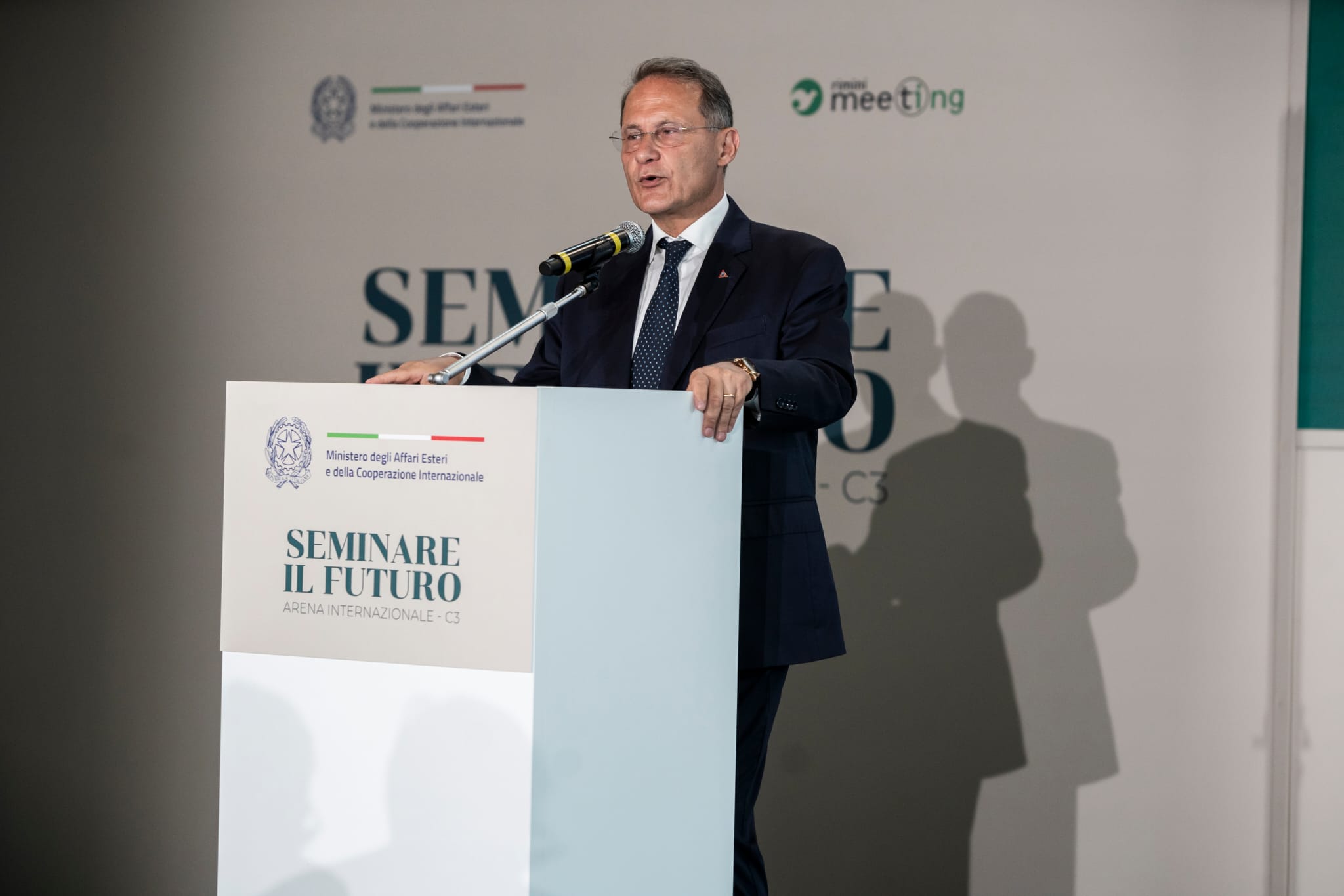 Caffè e cacao, l’impegno dell’Italia per filiere più sostenibili e inclusive: il Vice Ministro Cirielli al Meeting di Rimini
