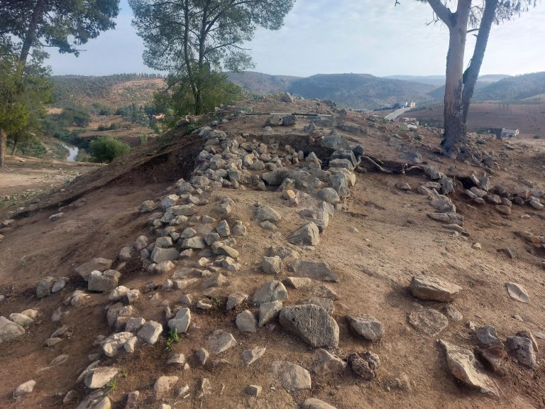La struttura difensiva indagata nel sito di Oued Beht (foto: G. Lucarini, Archivio OBAP / The defensive structure investigated at Oued Beht (photo: G. Lucarini, OBAP Archive)