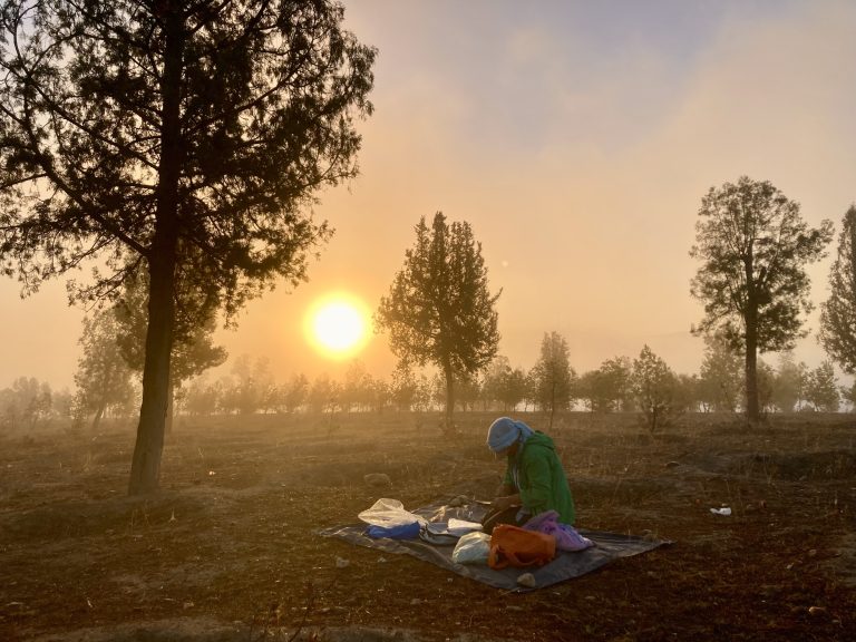 L’avvio dei lavori all’alba nel sito di Oued Beht (foto: G. Lucarini, Archivio OBAP) / Work beginning at dawn at Oued Beht (photo: G. Lucarini, OBAP Archive) /