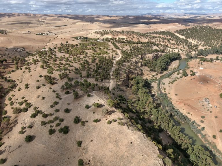 Fotografia aerea da drone del sito di Oued Beht (foto: A. Garcia-Molsosa e T. Wilkinson, Archivio OBAP) / Aerial photograph of Oued Beht taken by drone (photo: A. Garcia-Molsosa and T. Wilkinson, OBAP Archive)