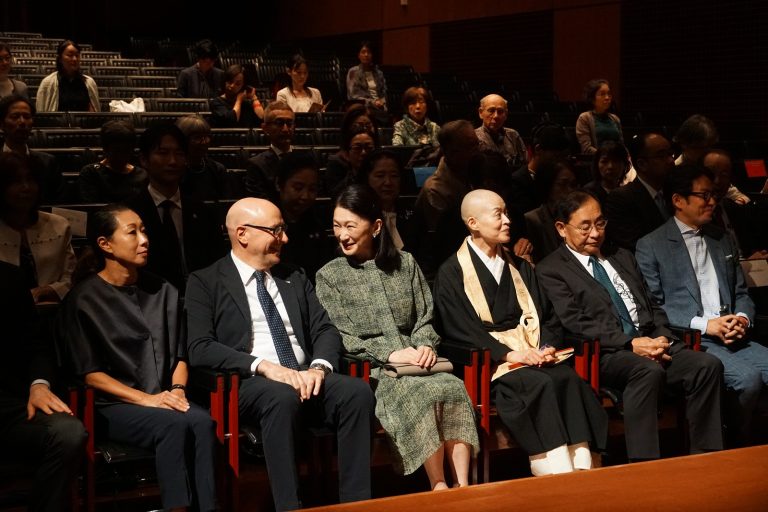 (2) L’Ambasciatore Mario Vattani con S.A.I. Principessa Akishino - Ambassador Mario Vattani with H.I.H. Princess Akishino