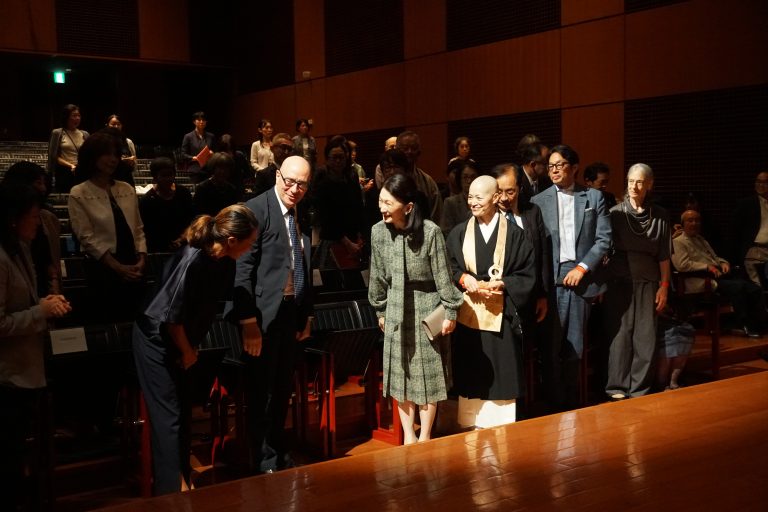 (3) L’Ambasciatore Mario Vattani con S.A.I. Principessa Akishino - Ambassador Mario Vattani with H.I.H. Princess Akishino