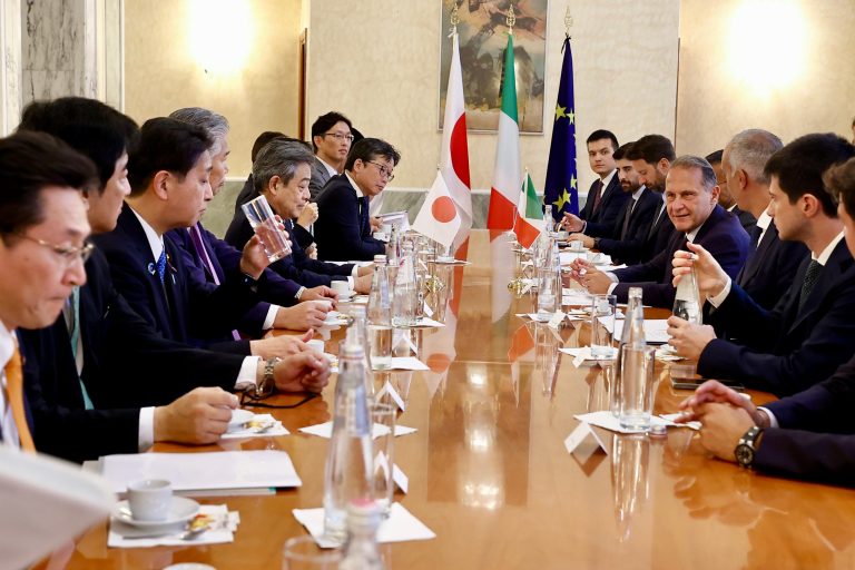 Il Vice Ministro Cirielli incontra una delegazione del Senato giapponese