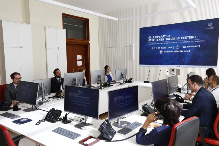 Tajani annuncia la nascita della sala per l’assistenza italiani all’estero