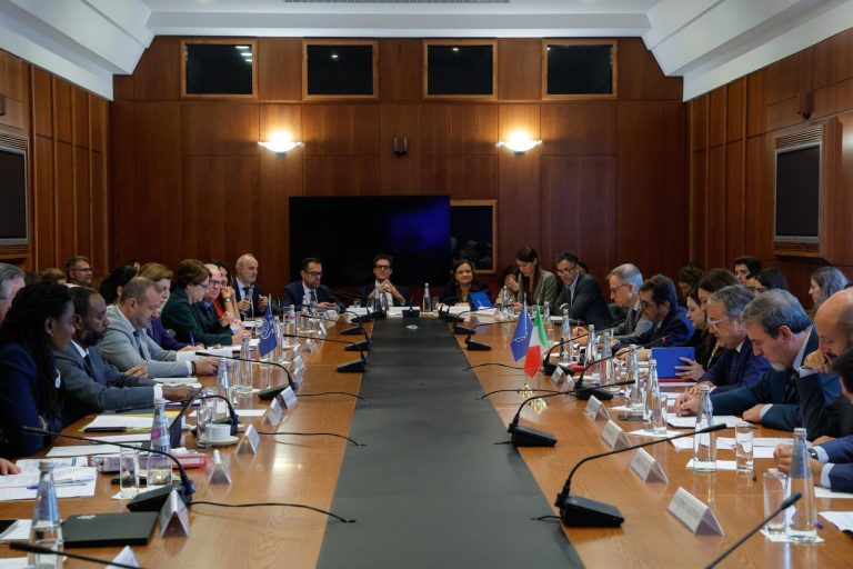 Sottosegretario Dell’Utri con l’OIM per rafforzare la cooperazione con i paesi di origine e transito delle rotte migratorie e promuovere canali legali e sicuri