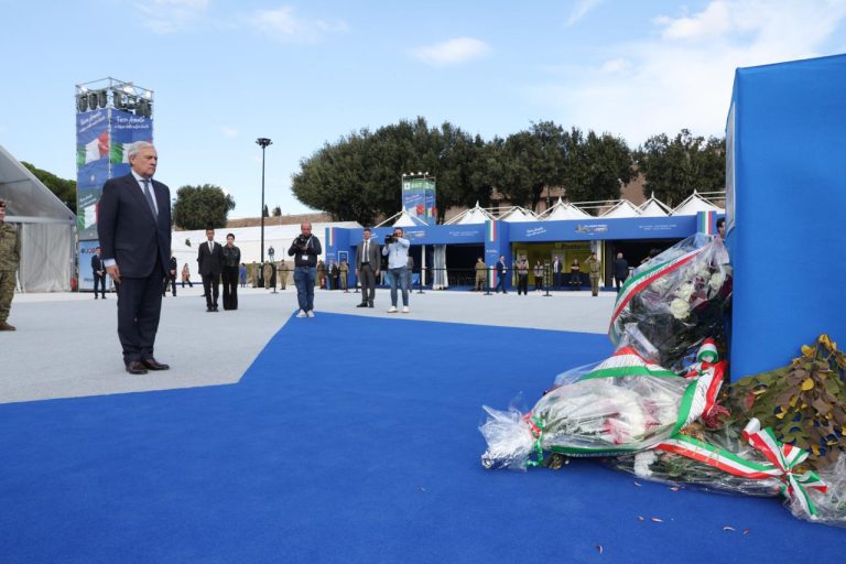 Il Ministro Tajani porta la sua solidarietà all’Esercito e ai sopravvissuti dell’incidente in Bosnia. Telefonata all’ufficiale pilota dell’elicottero precipitato ieri